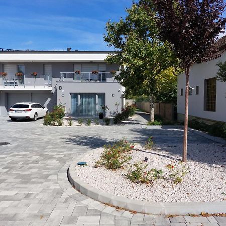 Linden Apartman 001 - Adults Only Mosonmagyaróvár Exteriör bild