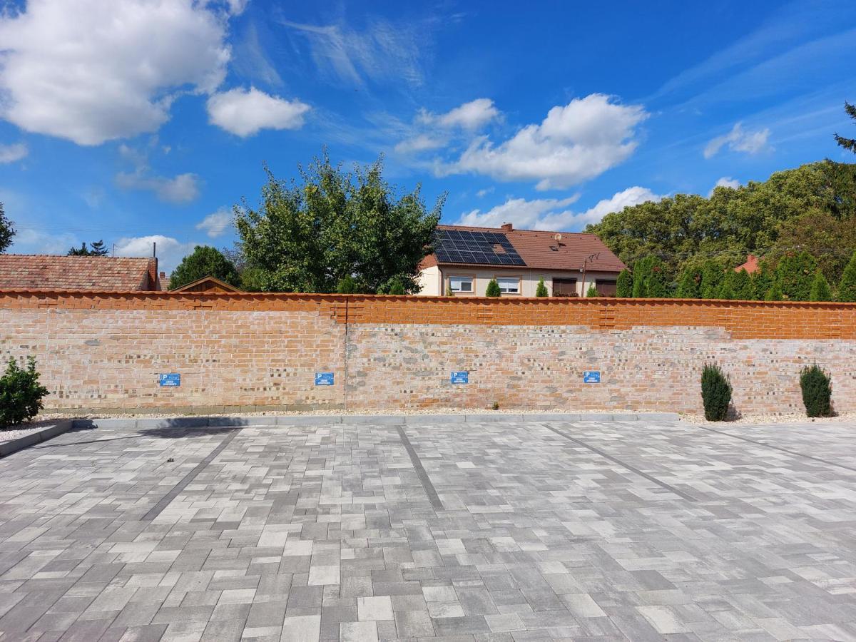 Linden Apartman 001 - Adults Only Mosonmagyaróvár Exteriör bild
